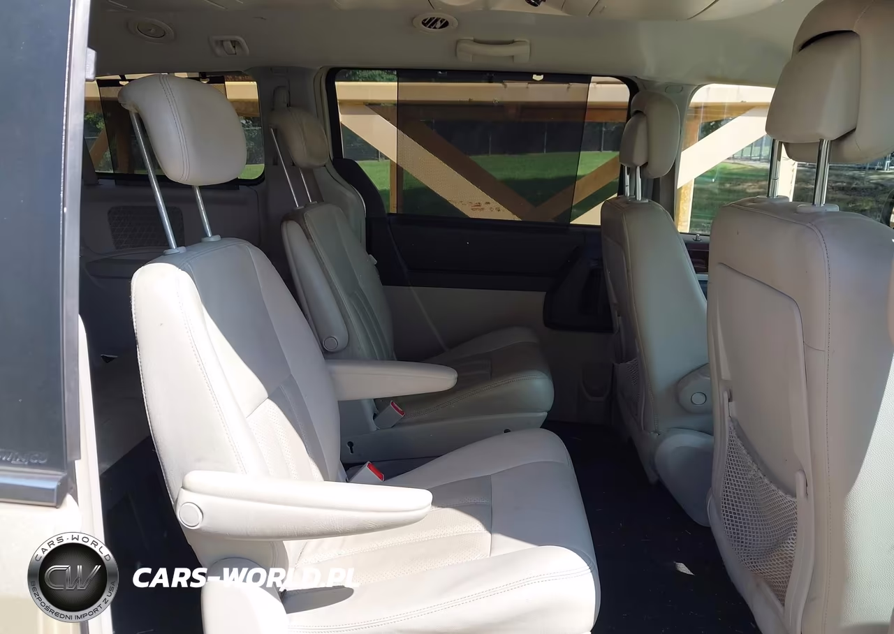 2010 Chrysler Town & Country Touring Plus VIN:2A4RR8D13AR451715 - 8