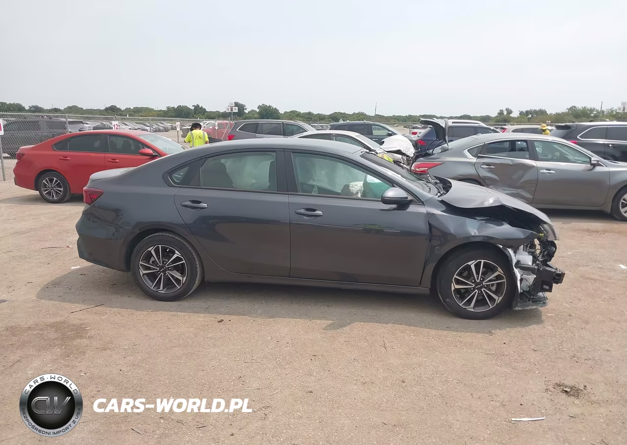 2024 Kia Forte Lxs VIN:3KPF24AD2RE716304 - 13