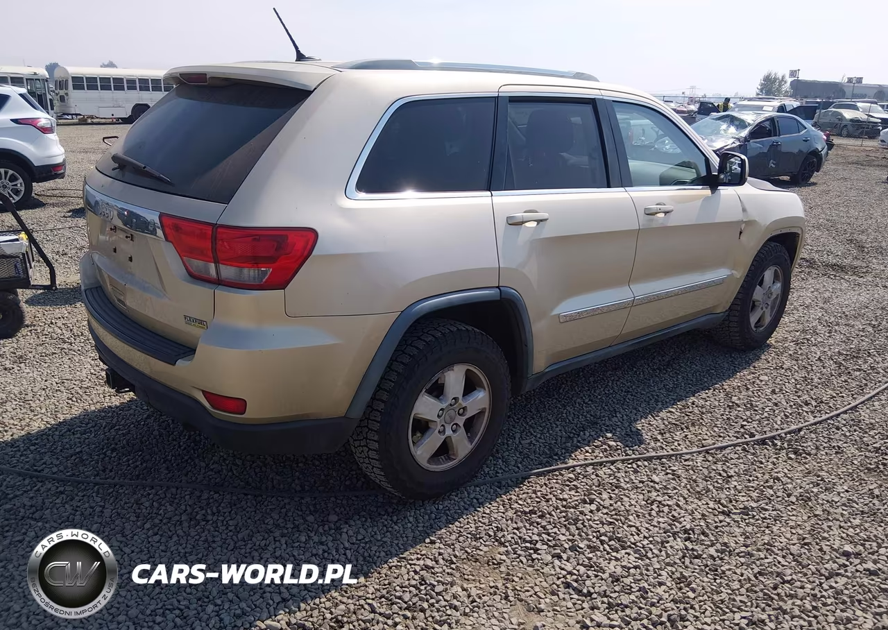 2011 Jeep Grand Cherokee Laredo VIN:1J4RR4GG3BC582694 - 4