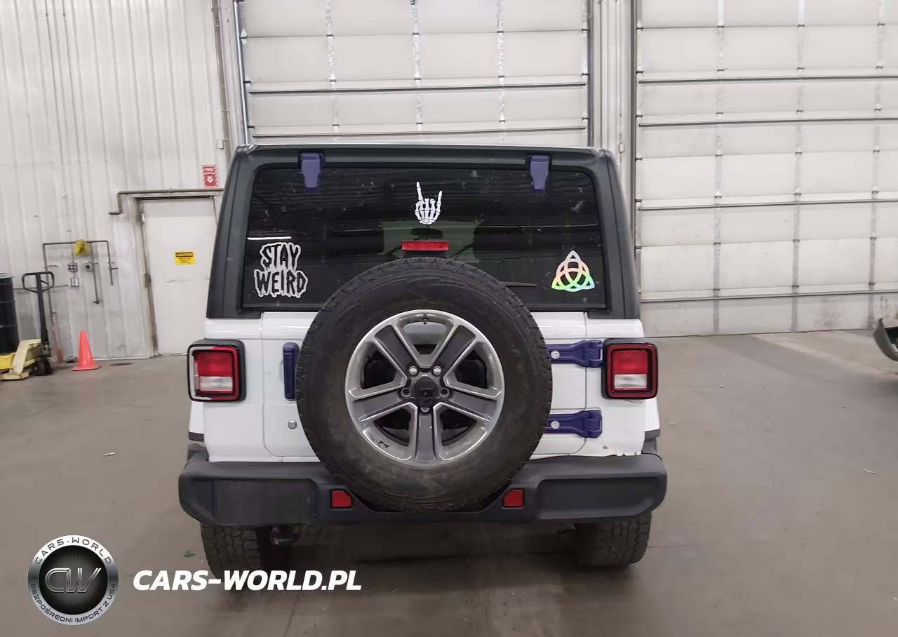 2018 Jeep Wrangler Unlimited Sahara 4X4 VIN:1C4HJXEG6JW135707 - 17