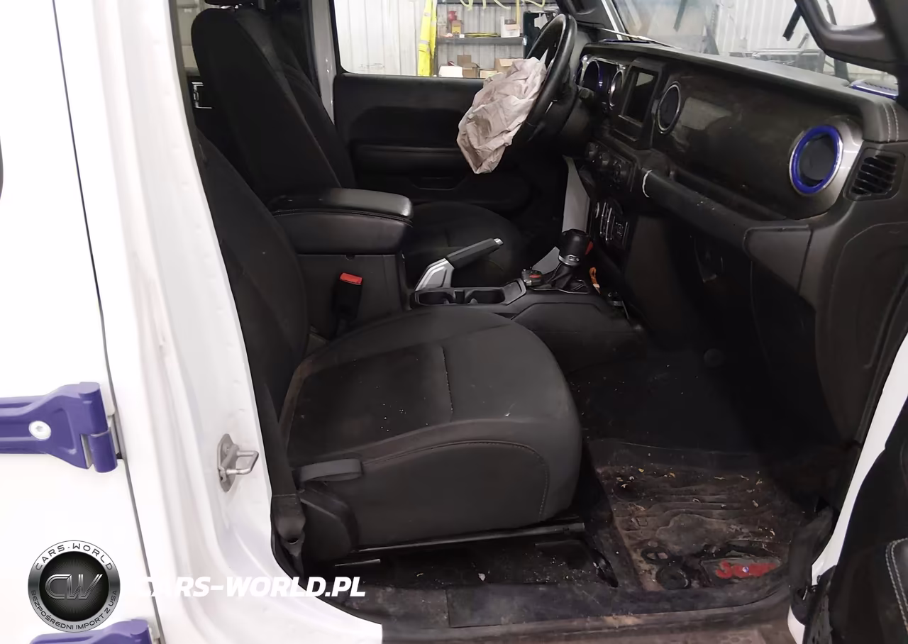 2018 Jeep Wrangler Unlimited Sahara 4X4 VIN:1C4HJXEG6JW135707 - 5