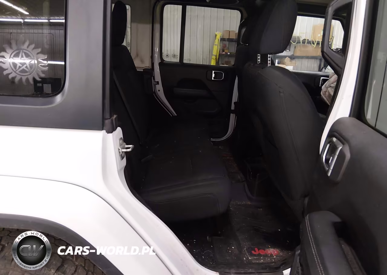 2018 Jeep Wrangler Unlimited Sahara 4X4 VIN:1C4HJXEG6JW135707 - 8
