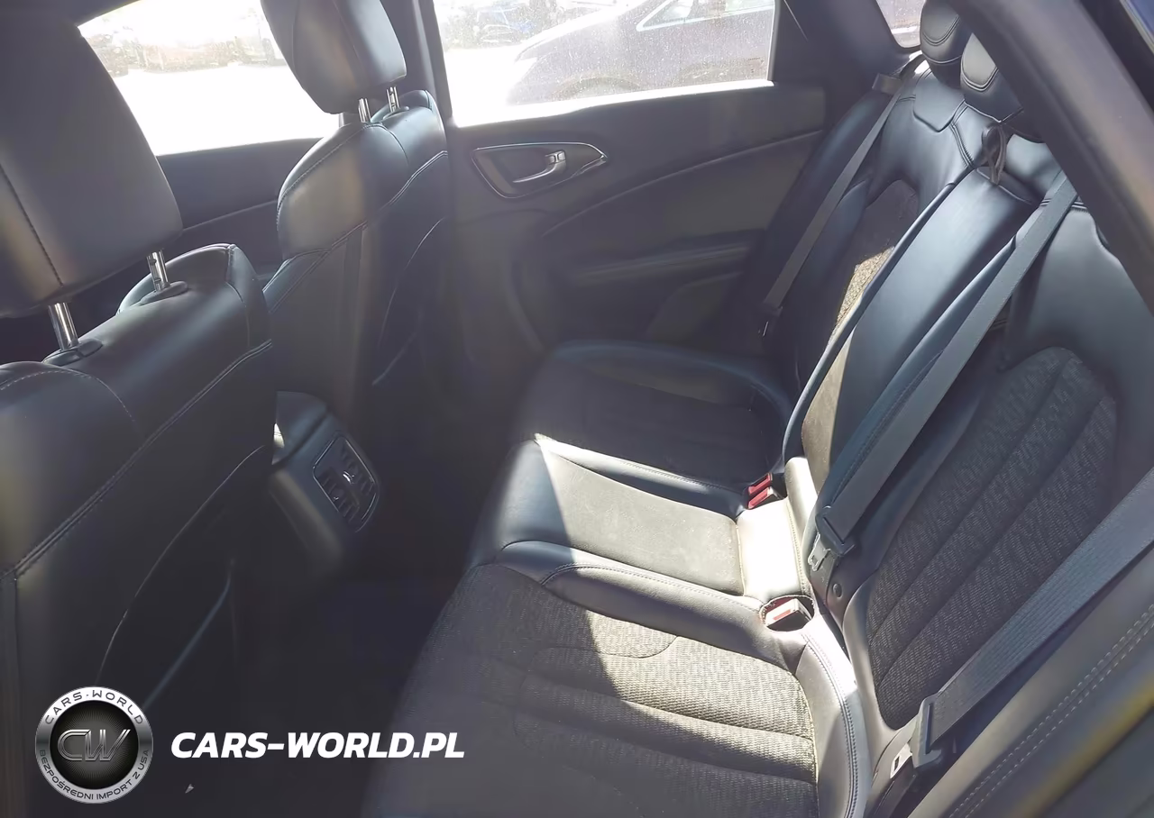 2015 Chrysler 200 S VIN:1C3CCCBB6FN642615 - 8