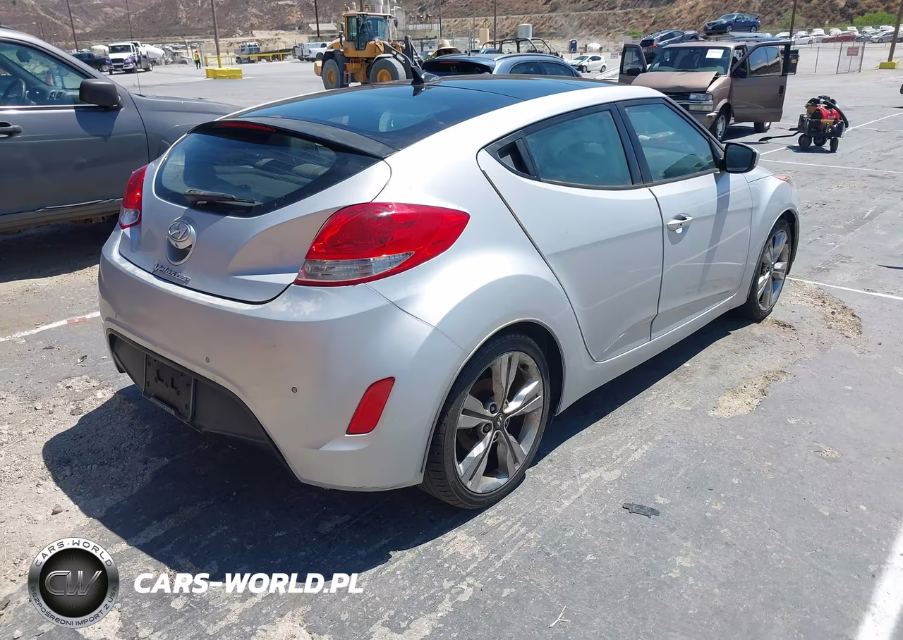 2016 Hyundai Veloster VIN:KMHTC6AD0GU285449 - 4