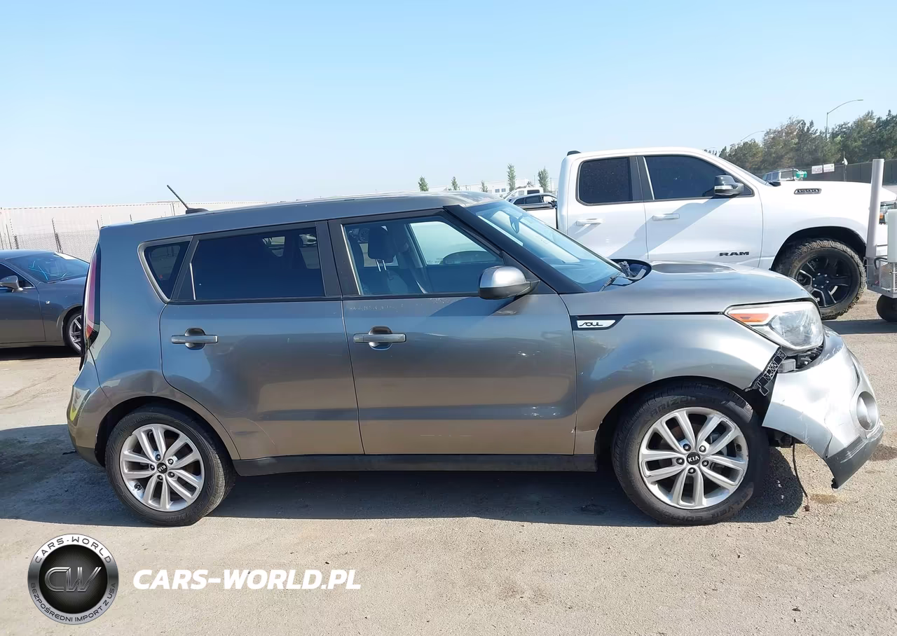 2018 Kia Soul + VIN:KNDJP3A50J7579558 - 12