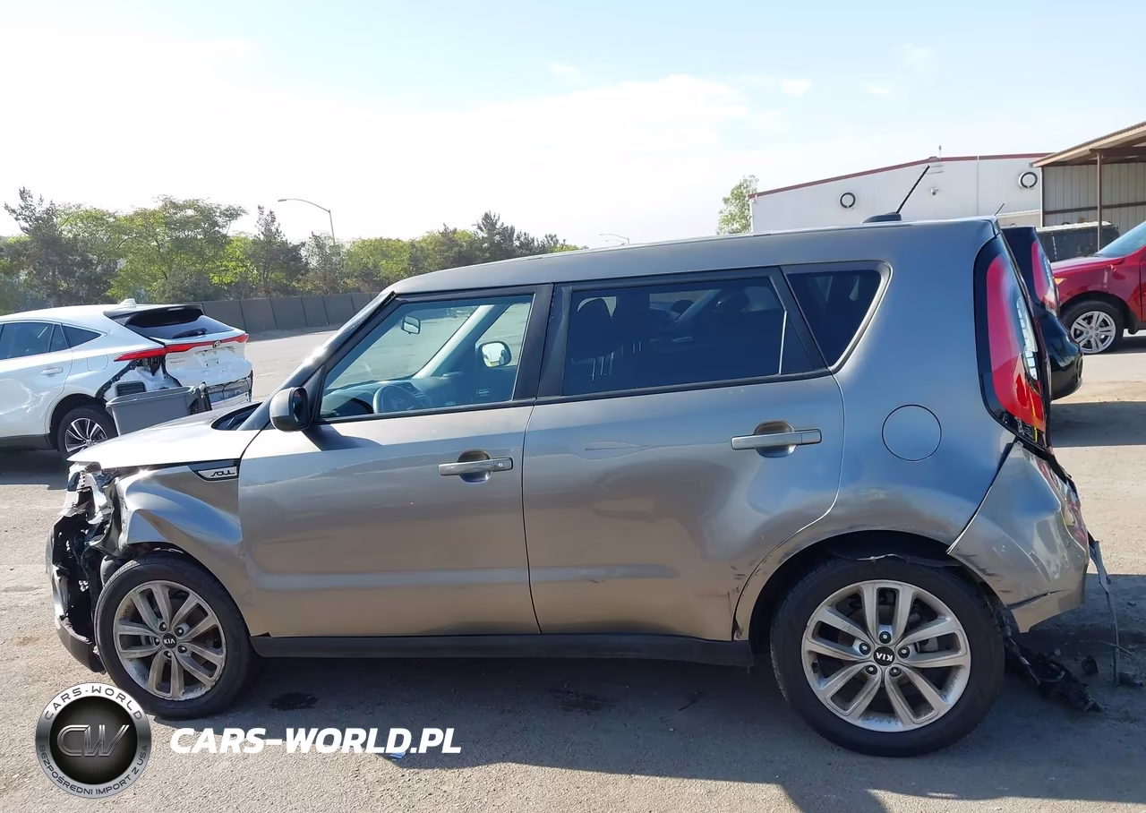 2018 Kia Soul + VIN:KNDJP3A50J7579558 - 13