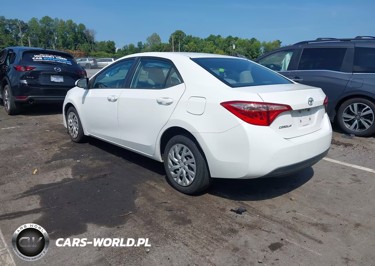 2018 Toyota Corolla Le VIN:5YFBURHEXJP829621 - 3
