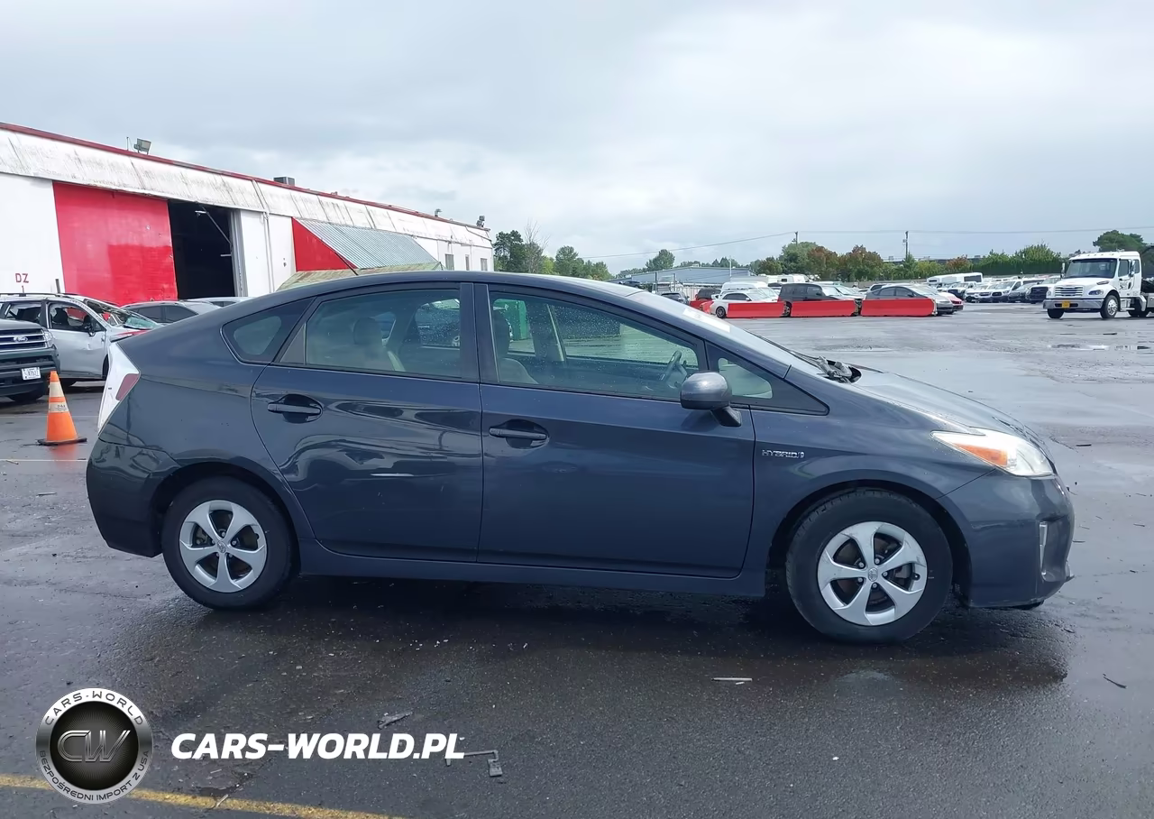 2015 Toyota Prius Two VIN:JTDKN3DU4F1922086 - 13