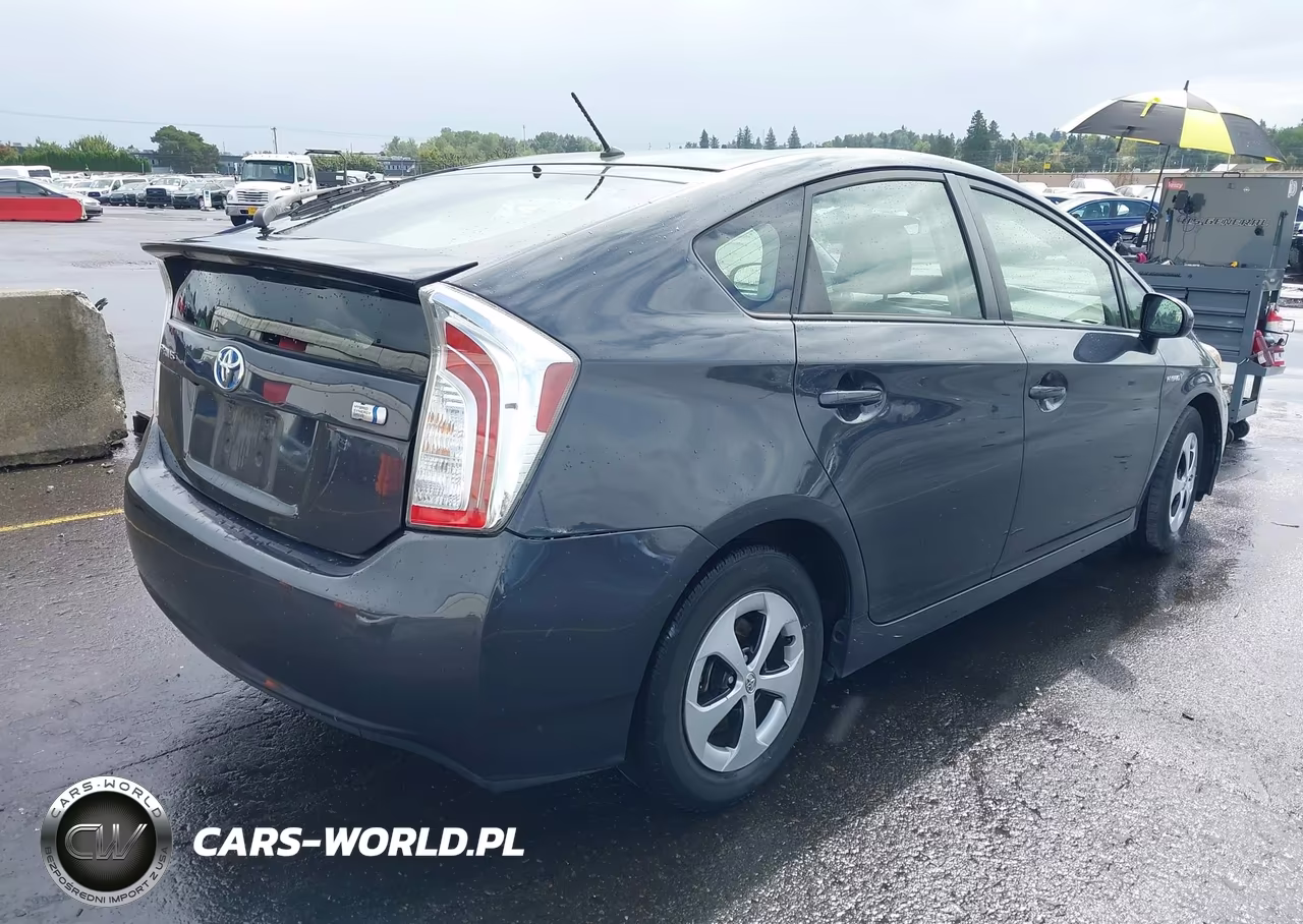 2015 Toyota Prius Two VIN:JTDKN3DU4F1922086 - 4