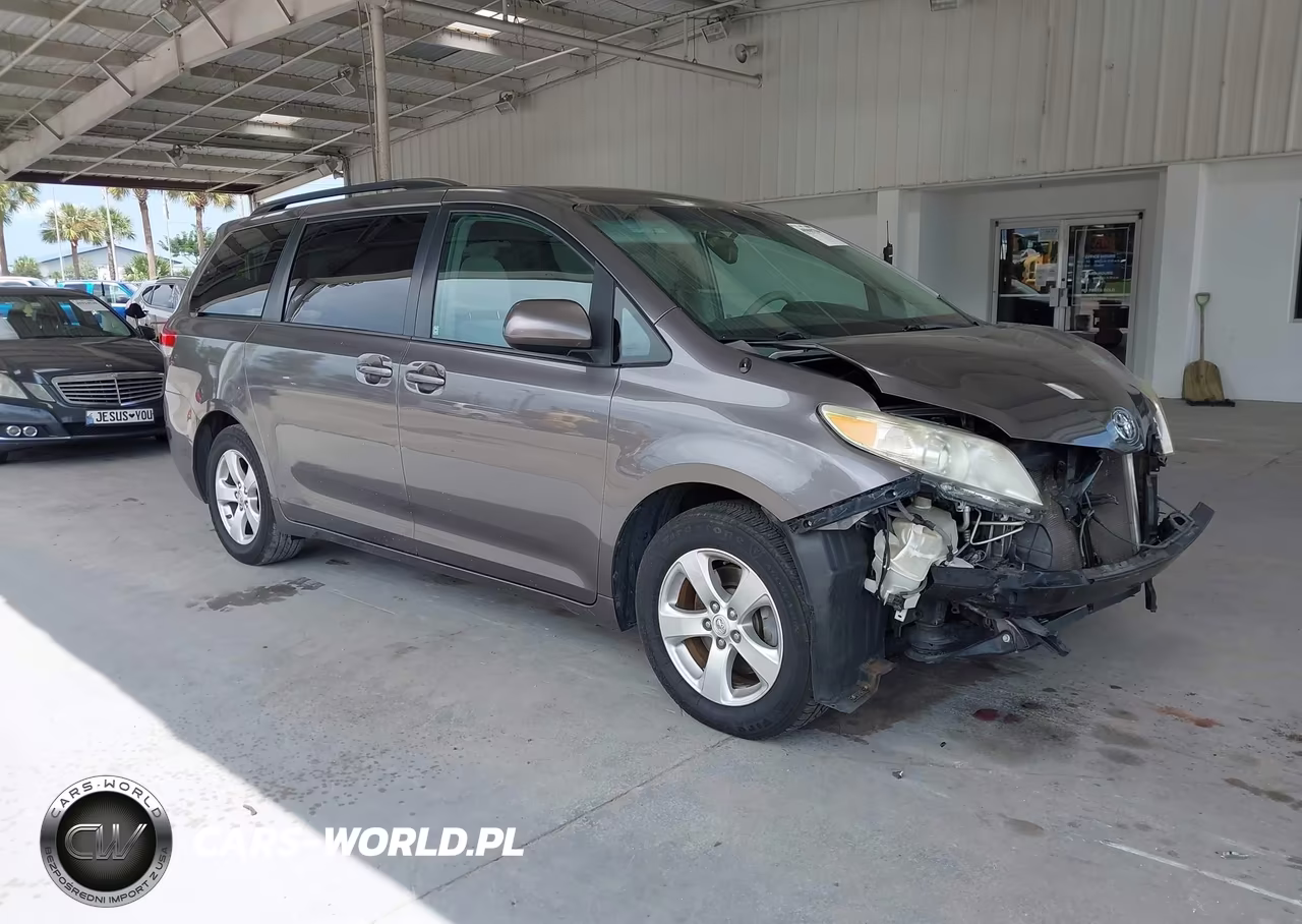 2013 Toyota Sienna Le V6 8 Passenger