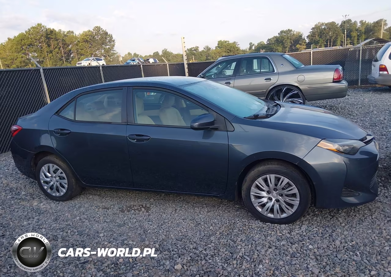 2018 Toyota Corolla Le VIN:5YFBURHE7JP822836 - 12
