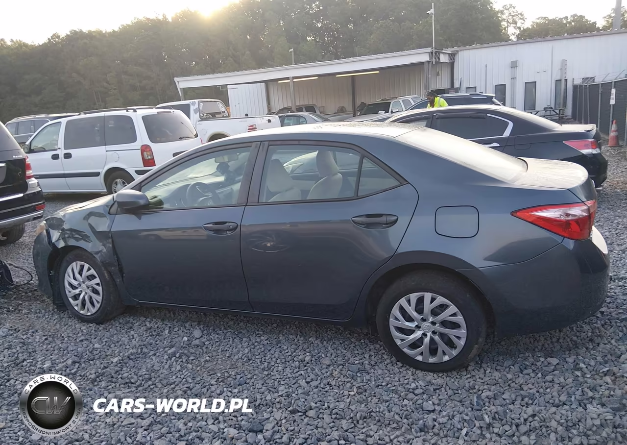 2018 Toyota Corolla Le VIN:5YFBURHE7JP822836 - 13