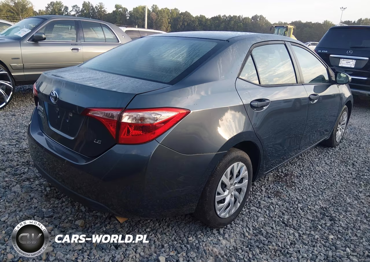 2018 Toyota Corolla Le VIN:5YFBURHE7JP822836 - 4