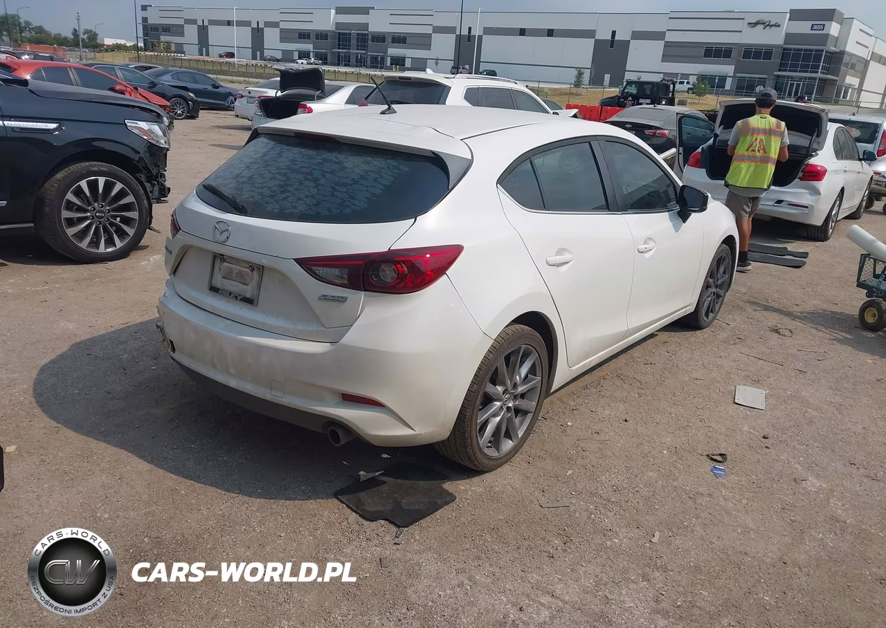 2018 Mazda Mazda3 Touring VIN:3MZBN1L36JM250750 - 4
