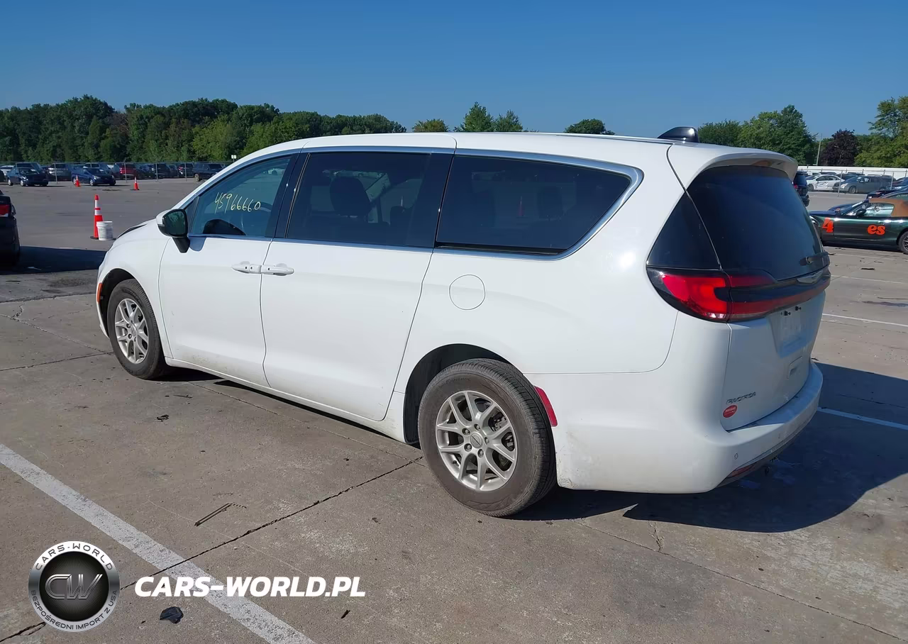 2023 Chrysler Pacifica Touring L VIN:2C4RC1BG9PR616018 - 3