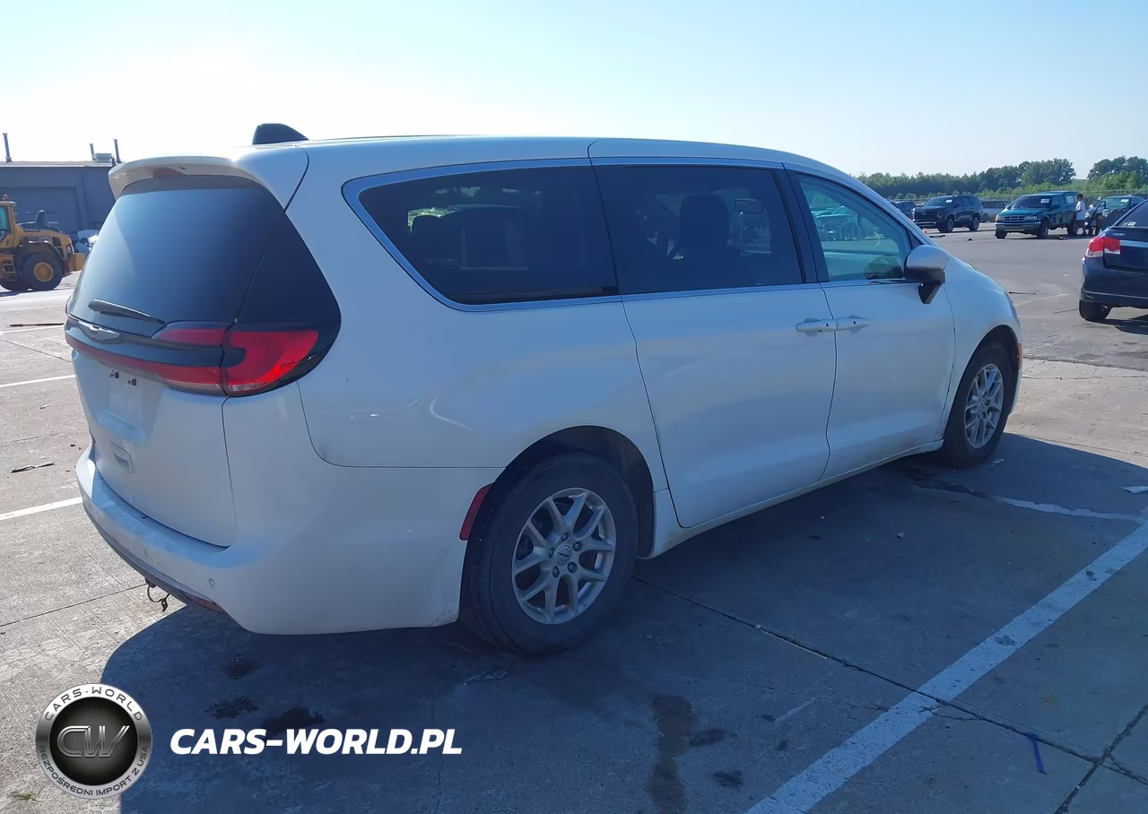 2023 Chrysler Pacifica Touring L VIN:2C4RC1BG9PR616018 - 4