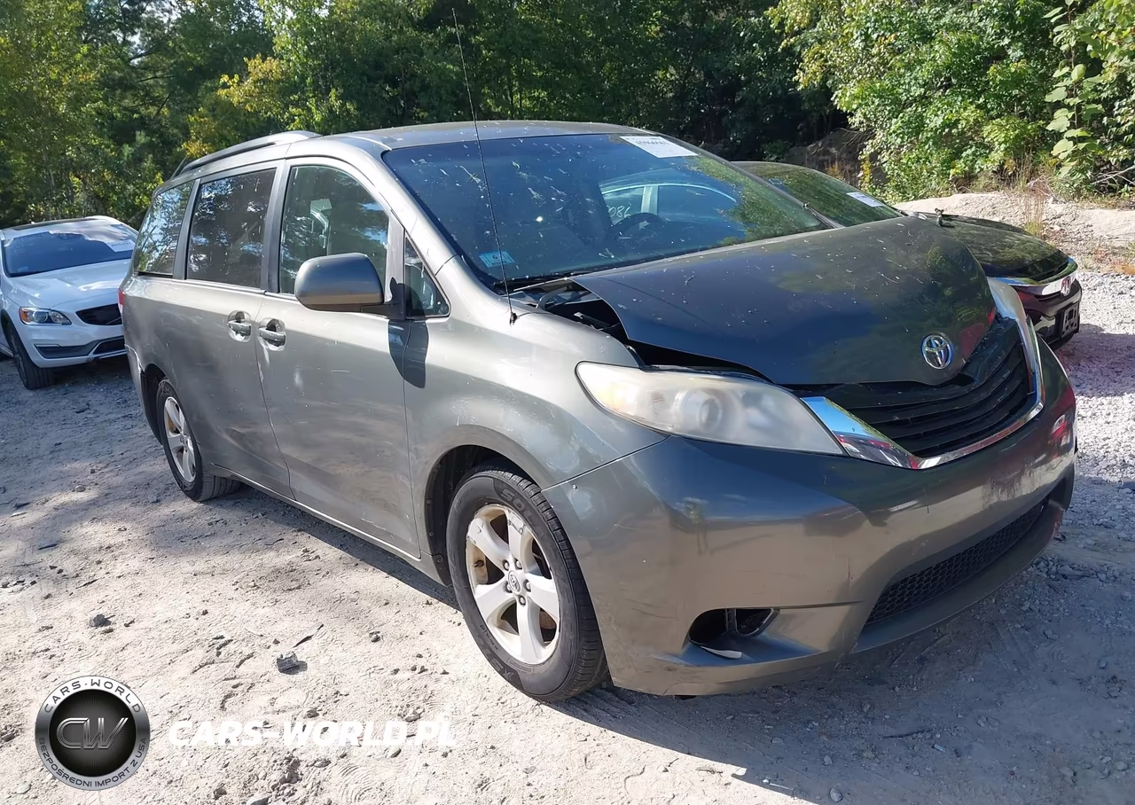 2011 Toyota Sienna Le V6 – zdjęcie 1 z 12