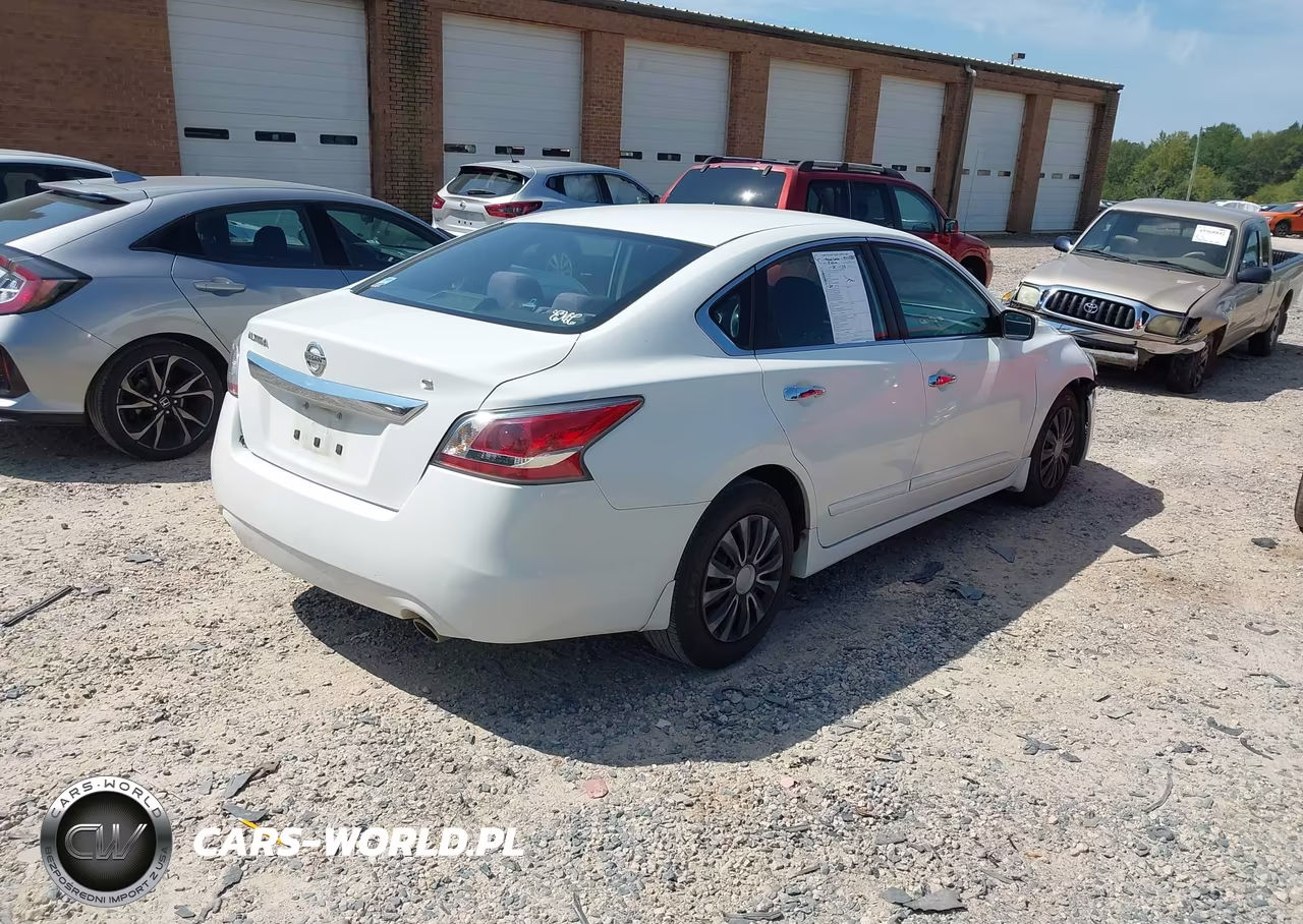 2015 Nissan Altima 2.5 S VIN:1N4AL3AP1FC476070 - 4