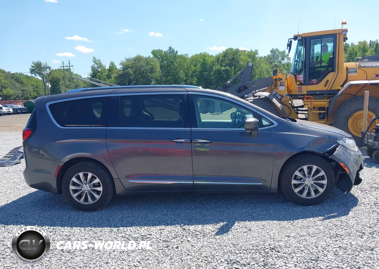 2018 Chrysler Pacifica Touring L VIN:2C4RC1BG9JR124421 - 13