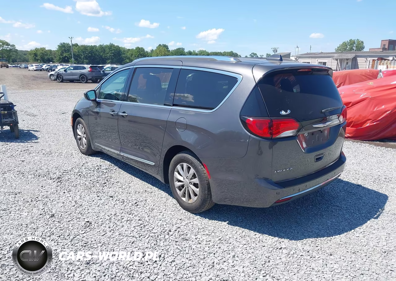 2018 Chrysler Pacifica Touring L VIN:2C4RC1BG9JR124421 - 3