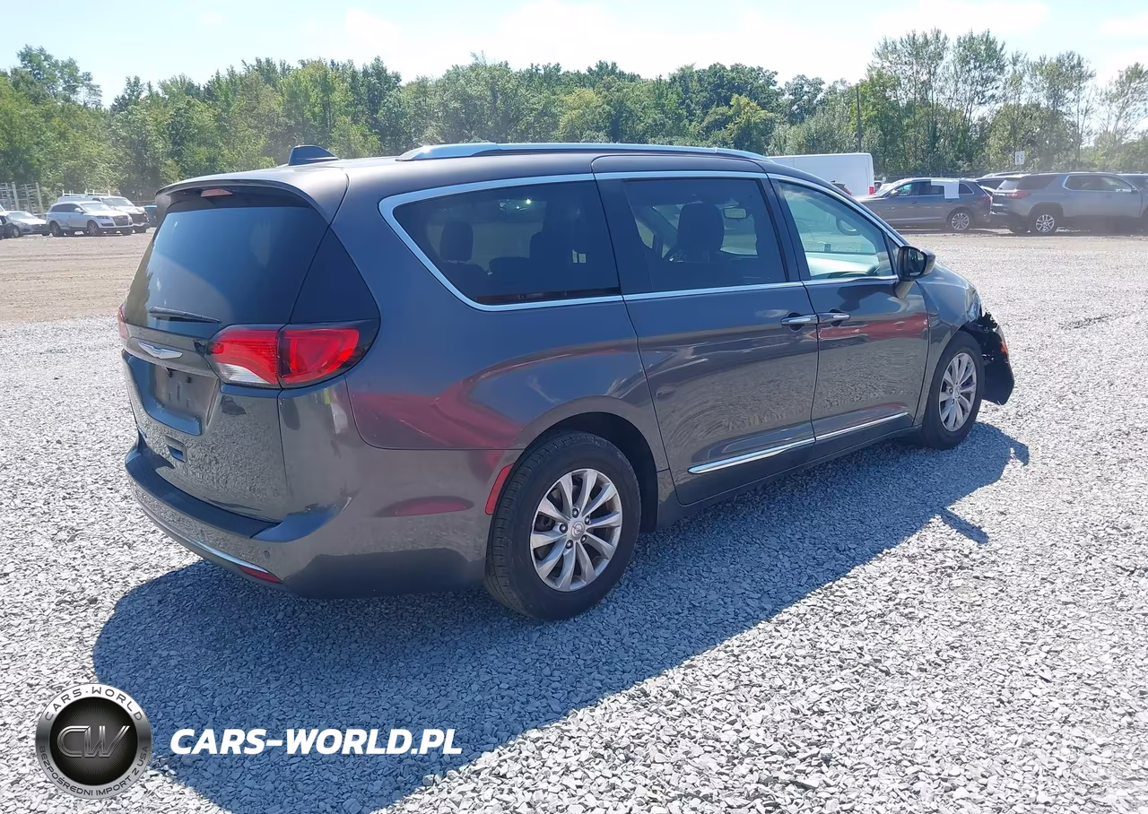 2018 Chrysler Pacifica Touring L VIN:2C4RC1BG9JR124421 - 4