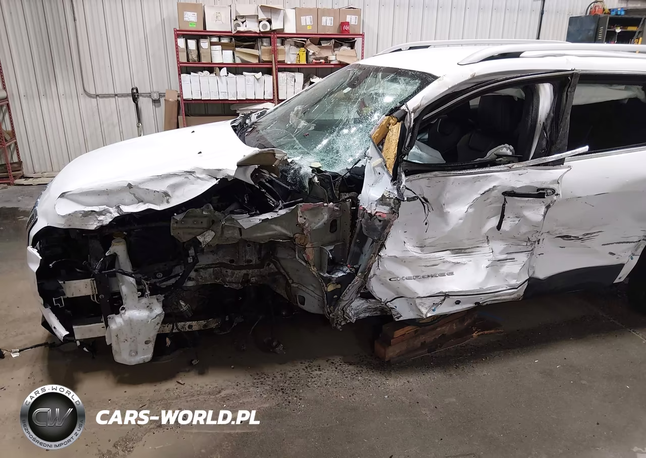 2020 Jeep Cherokee Latitude Plus 4X4 VIN:1C4PJMLB0LD612146 - 6