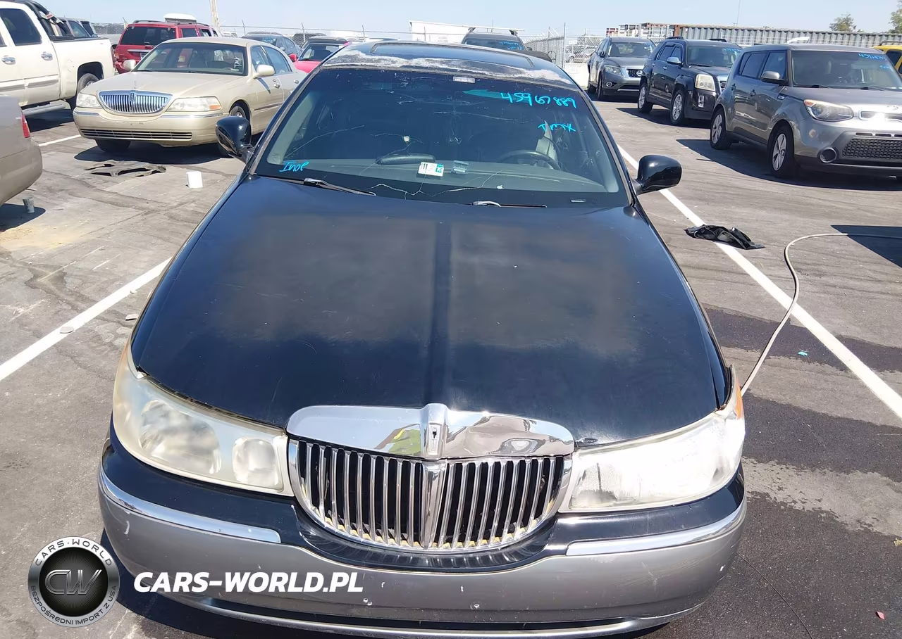 2000 Lincoln Town Car Signature VIN:1LNHM82W5YY914695 - 10