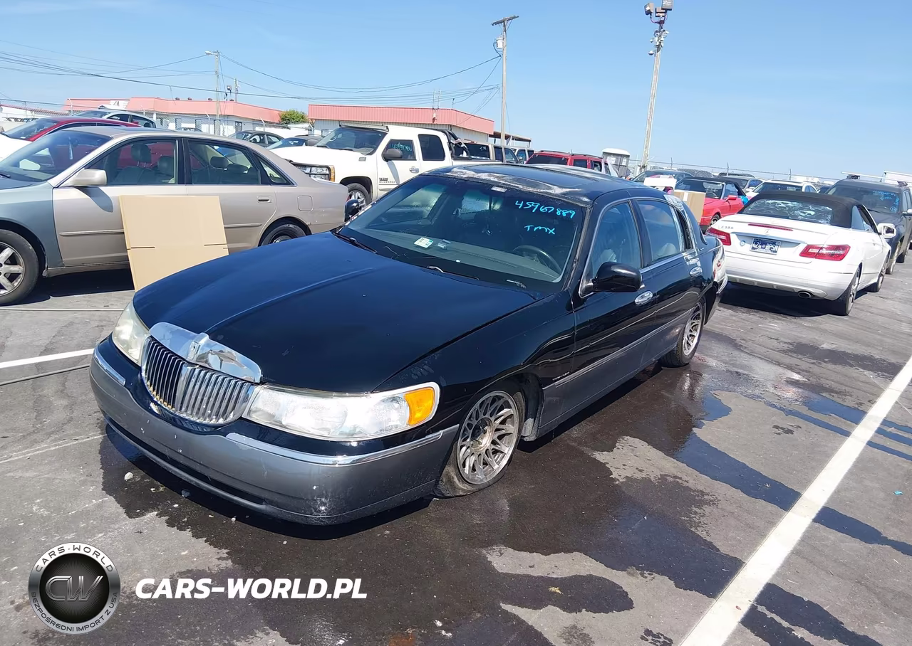 2000 Lincoln Town Car Signature VIN:1LNHM82W5YY914695 - 2