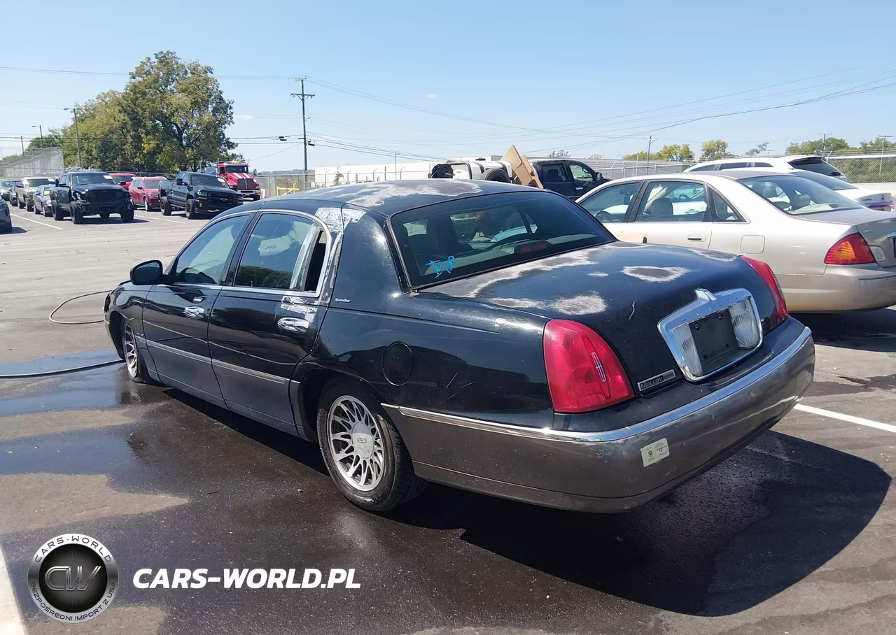 2000 Lincoln Town Car Signature VIN:1LNHM82W5YY914695 - 3