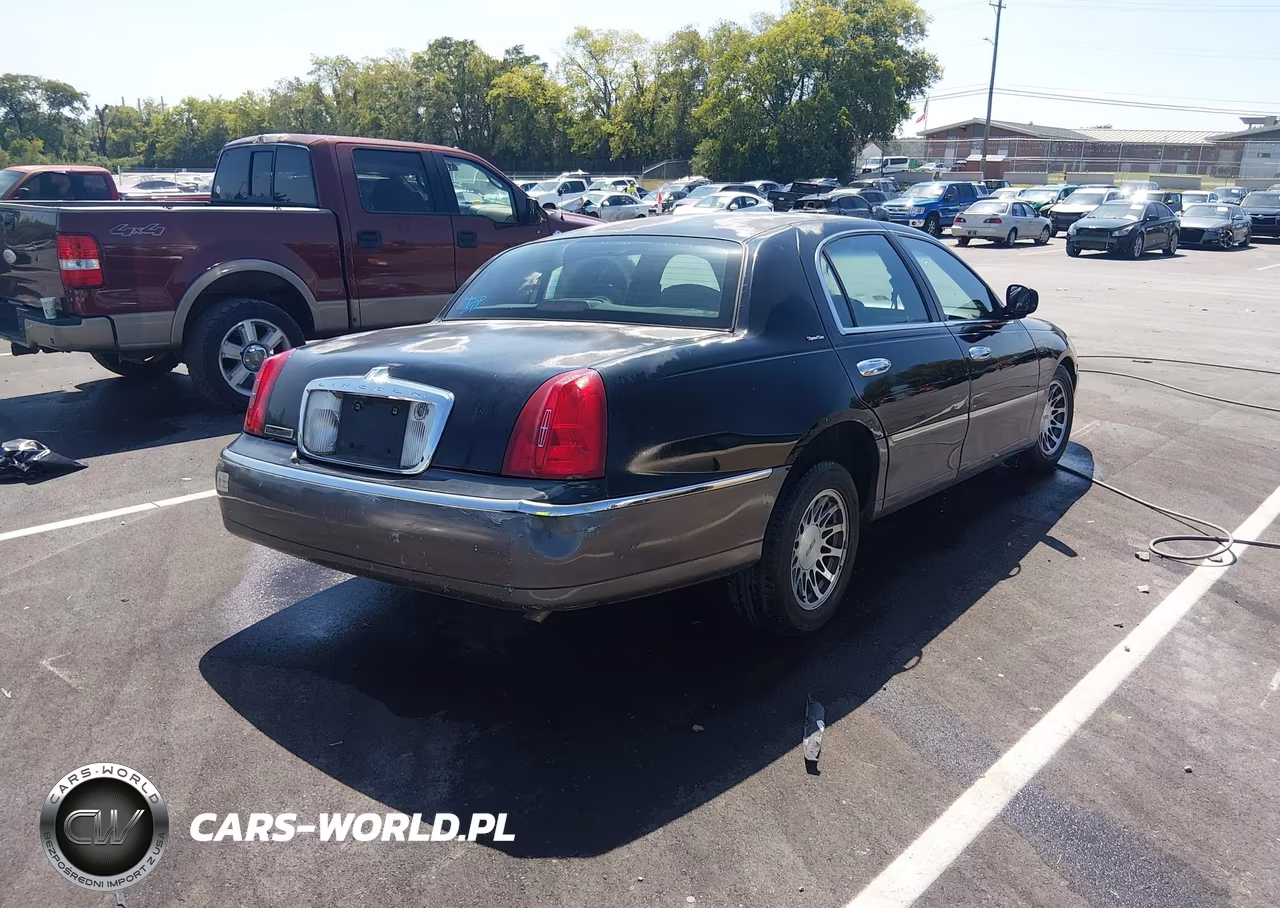 2000 Lincoln Town Car Signature VIN:1LNHM82W5YY914695 - 4