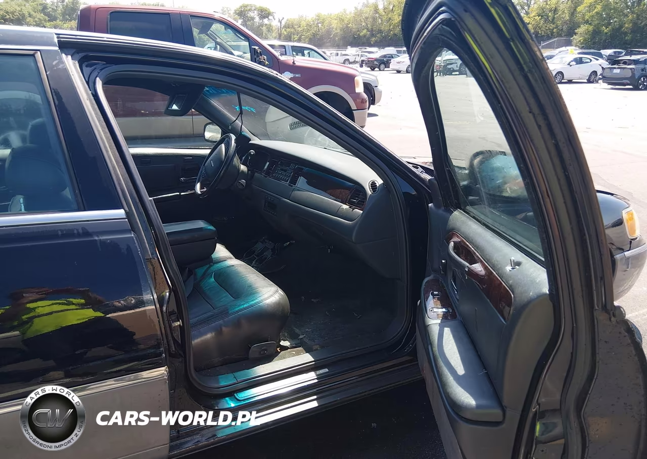 2000 Lincoln Town Car Signature VIN:1LNHM82W5YY914695 - 5