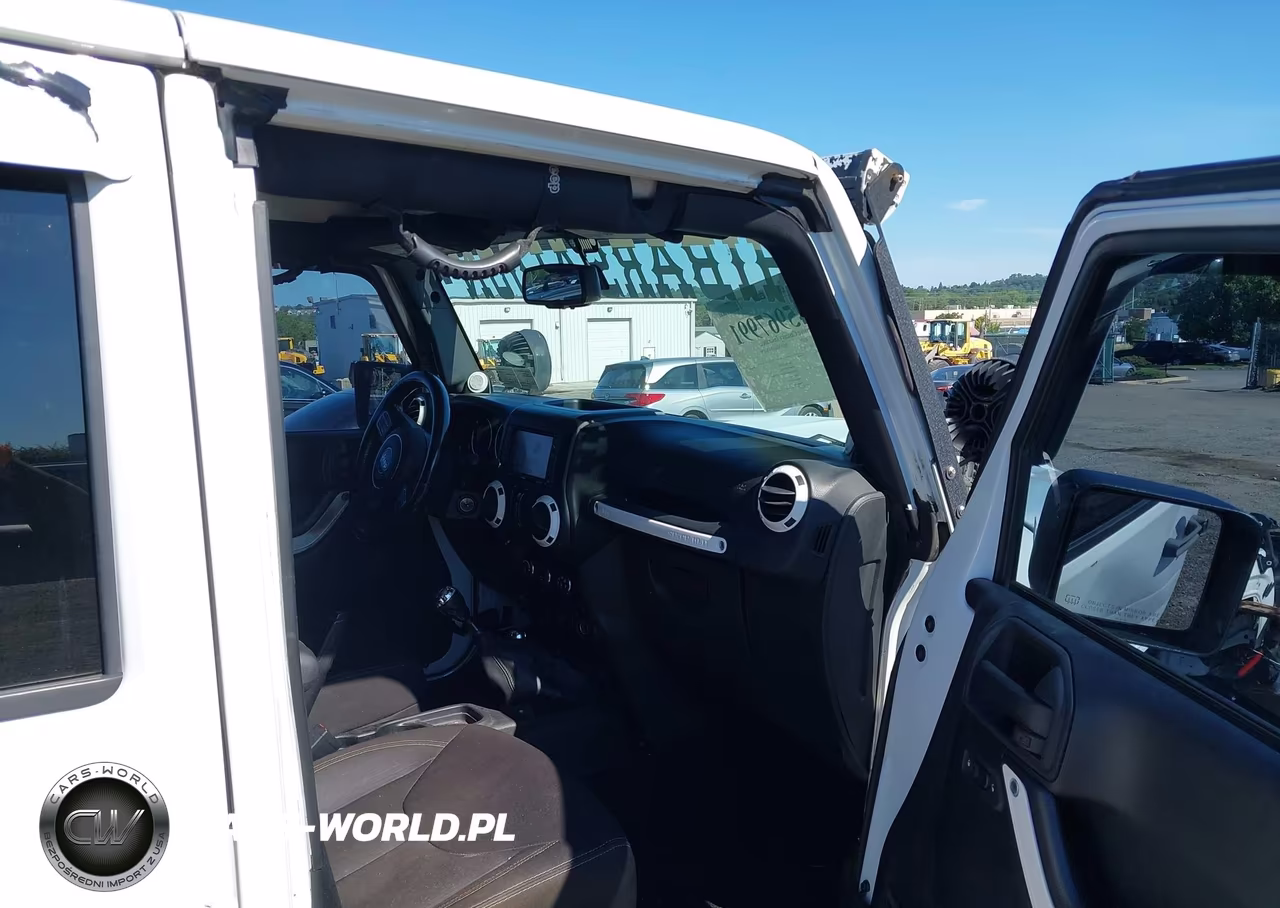 2014 Jeep Wrangler Unlimited Sahara VIN:1C4BJWEG0EL118750 - 5