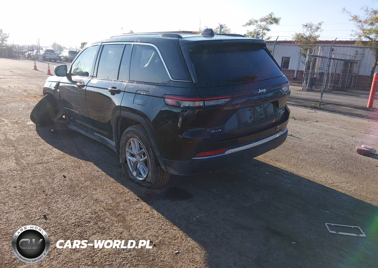 2023 Jeep Grand Cherokee Laredo 4X4 VIN:1C4RJHAG1PC622193 - 3