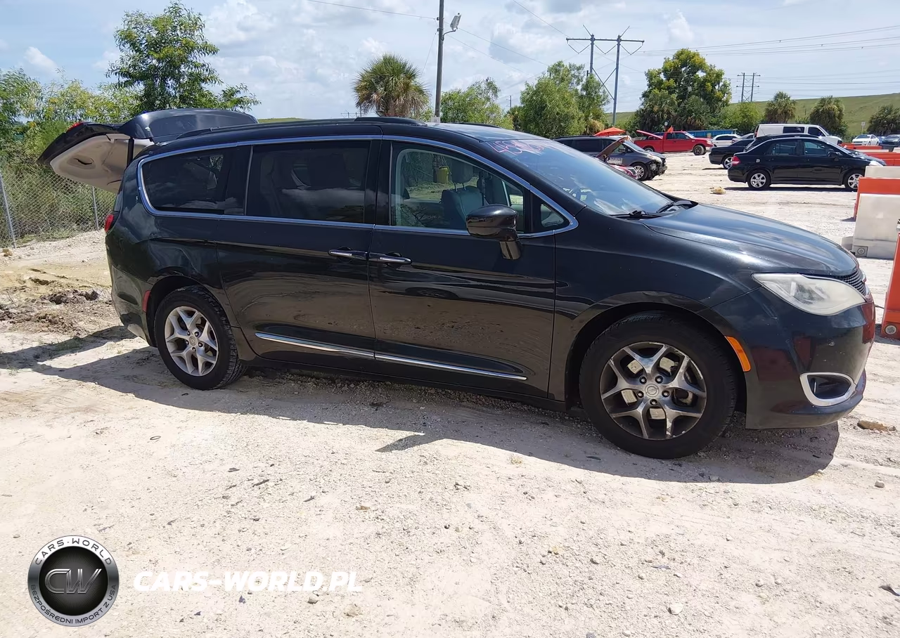 2017 Chrysler Pacifica Touring-L VIN:2C4RC1BG8HR553009 - 14