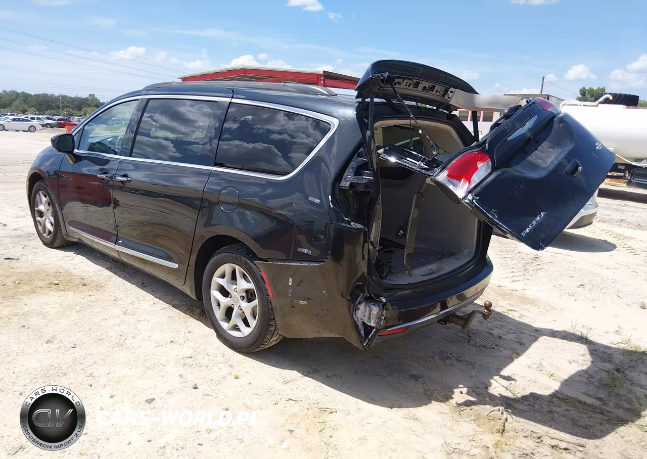 2017 Chrysler Pacifica Touring-L VIN:2C4RC1BG8HR553009 - 3