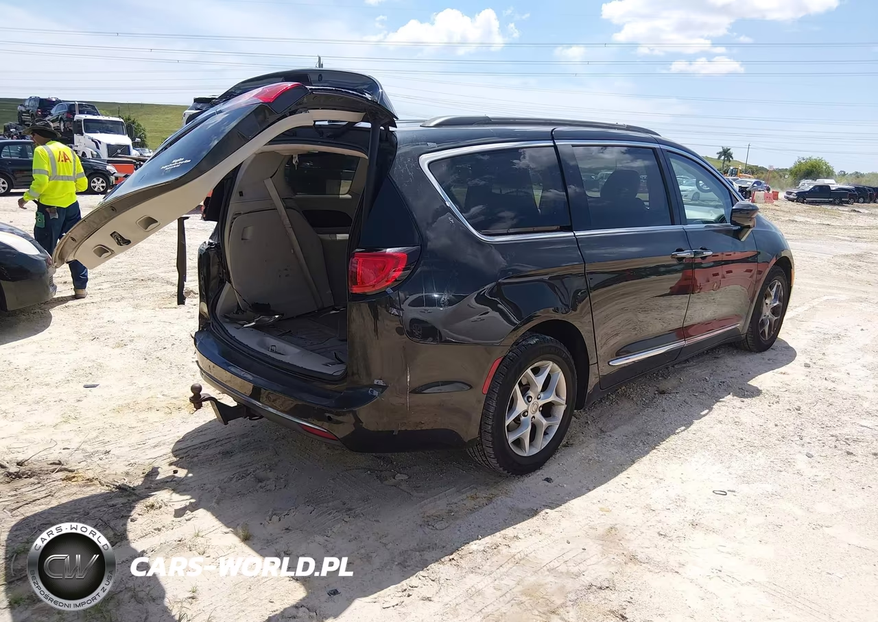 2017 Chrysler Pacifica Touring-L VIN:2C4RC1BG8HR553009 - 4