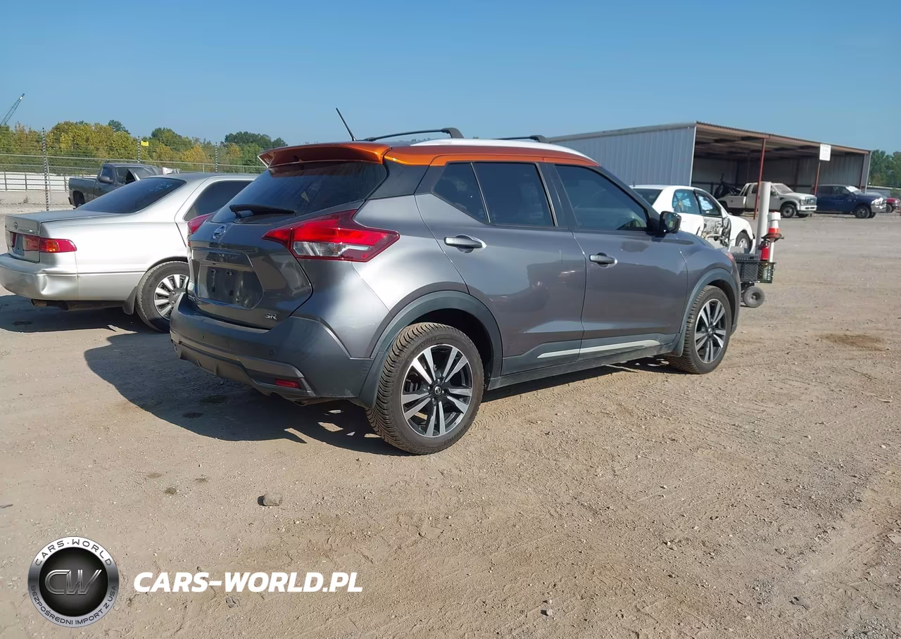 2019 Nissan Kicks Sr VIN:3N1CP5CUXKL541375 - 4