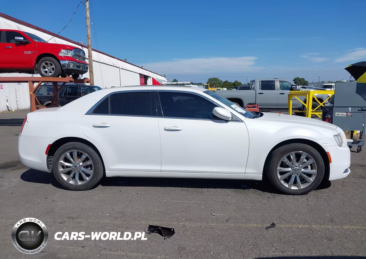2015 Chrysler 300 Touring VIN:2C3CCARG1FH792887 - 13
