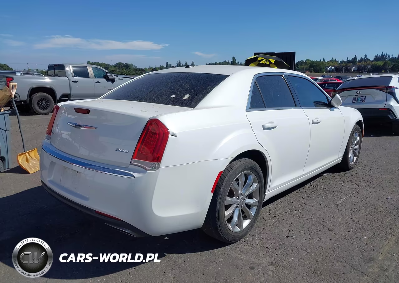 2015 Chrysler 300 Touring VIN:2C3CCARG1FH792887 - 4
