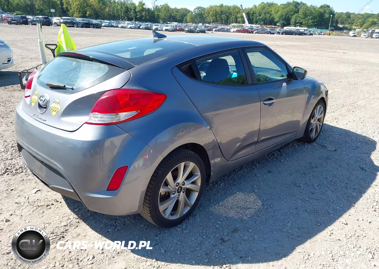 2017 Hyundai Veloster VIN:KMHTC6AD8HU305948 - 4