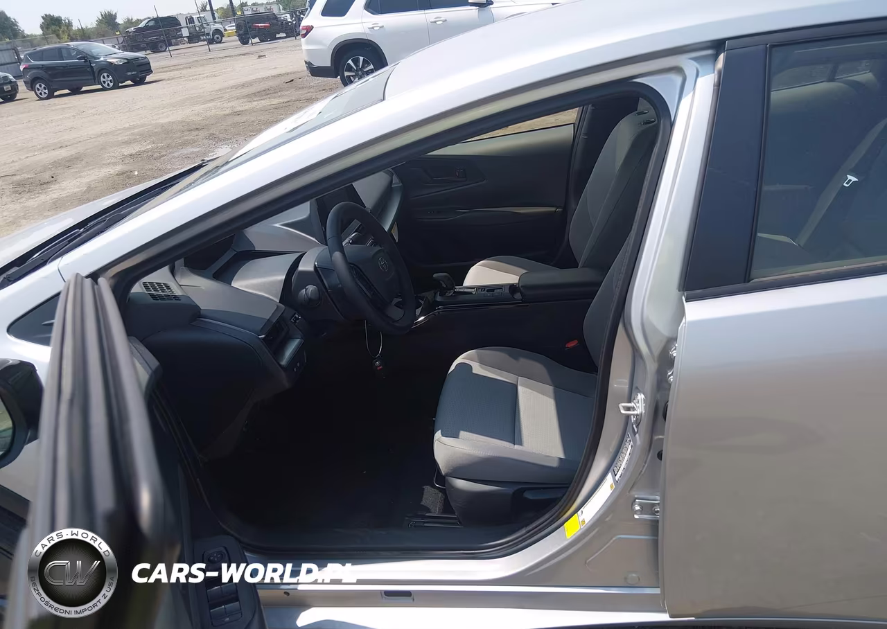 2026 Toyota Prius Le VIN:JTDACAAUXT3071857 - 18