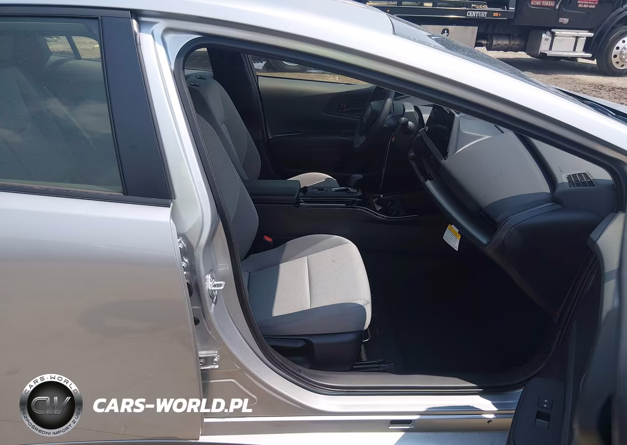 2026 Toyota Prius Le VIN:JTDACAAUXT3071857 - 5