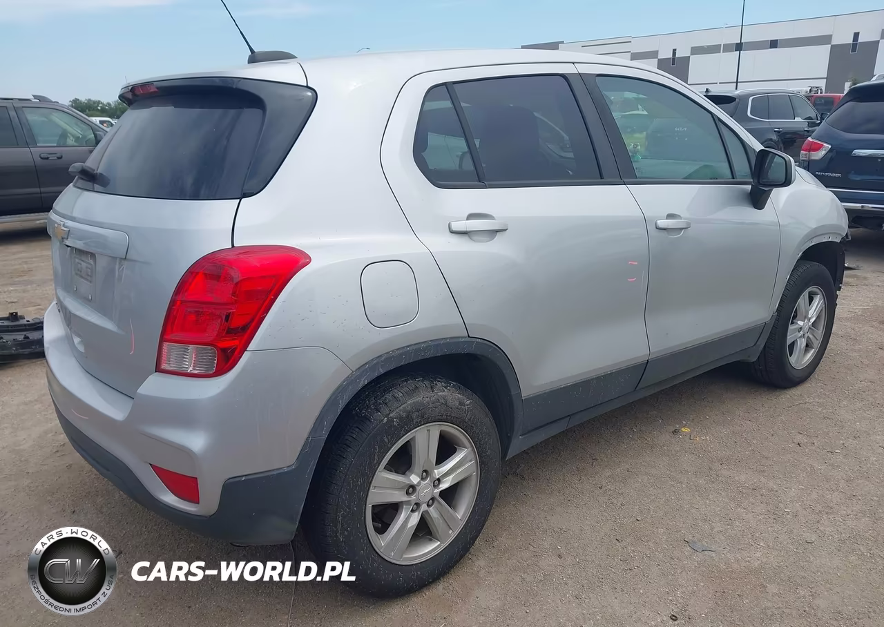 2019 Chevrolet Trax Ls VIN:3GNCJNSB1KL270552 - 4
