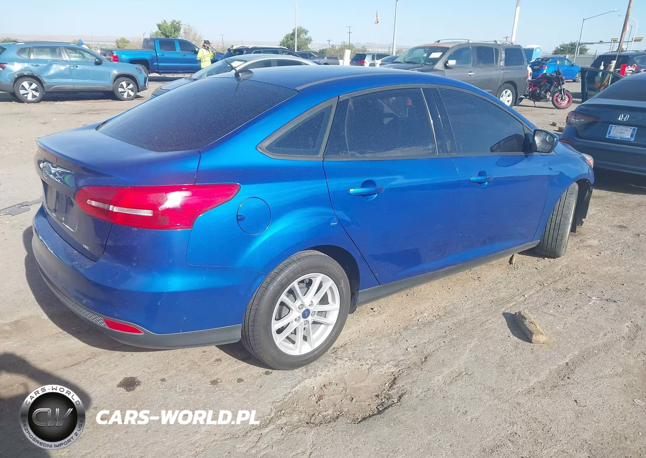 2018 Ford Focus Se VIN:1FADP3F26JL329069 - 4