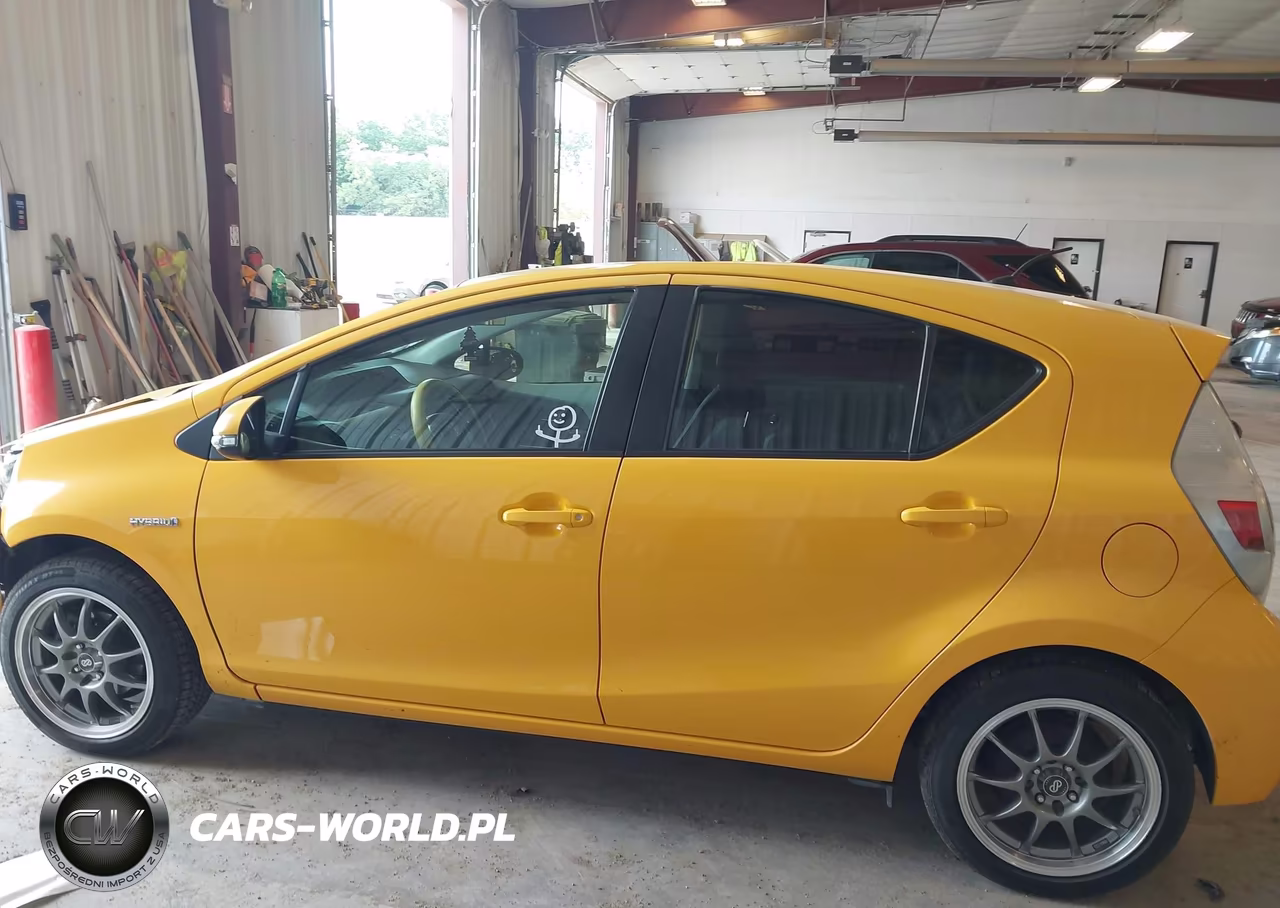 2014 Toyota Prius C Two VIN:JTDKDTB3XE1079412 - 14
