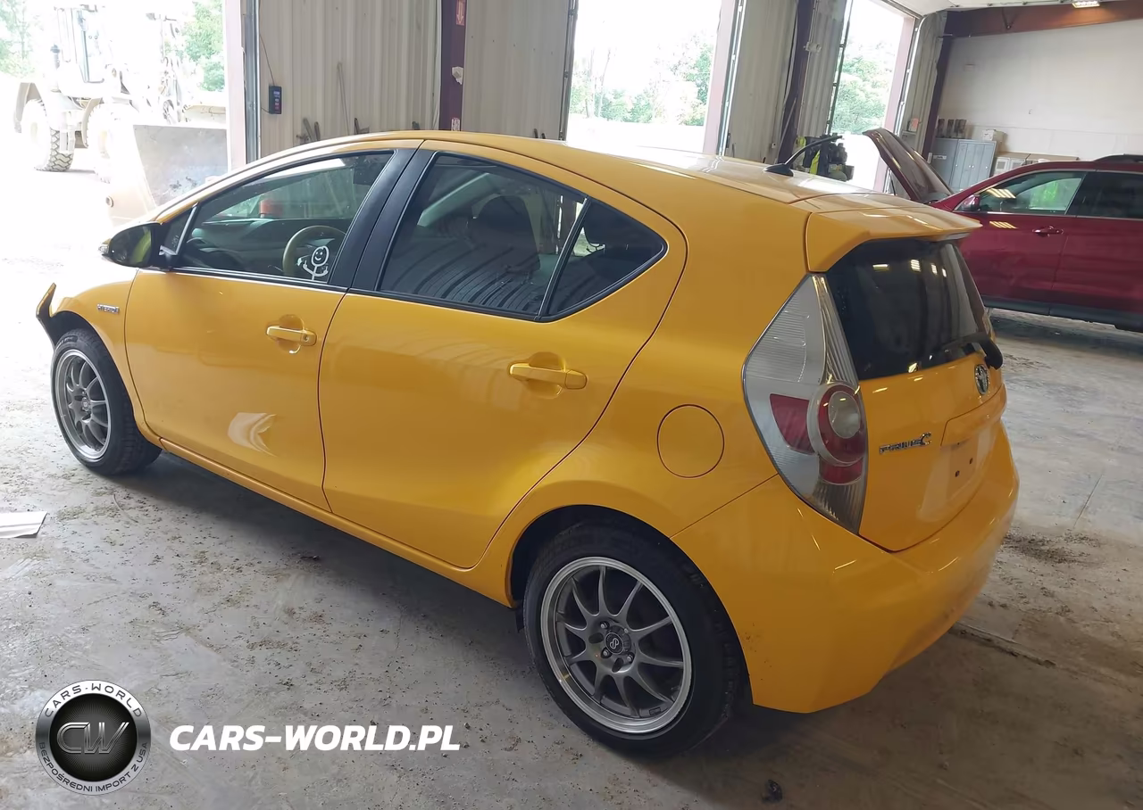 2014 Toyota Prius C Two VIN:JTDKDTB3XE1079412 - 3