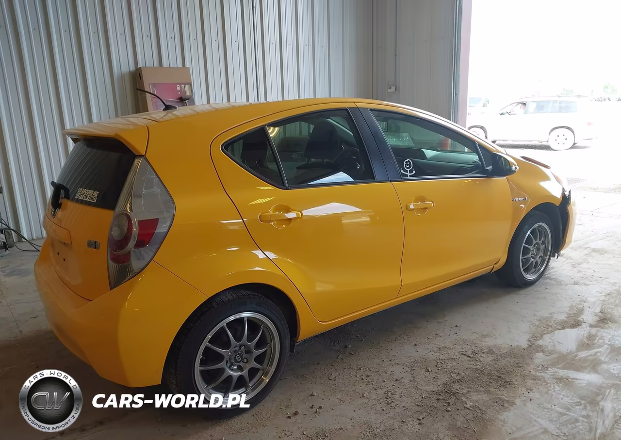 2014 Toyota Prius C Two VIN:JTDKDTB3XE1079412 - 4