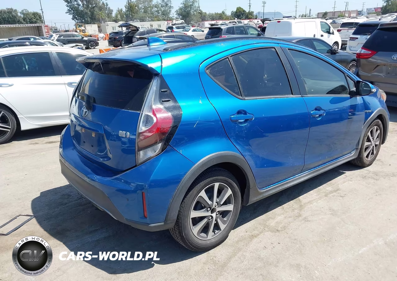 2018 Toyota Prius C One VIN:JTDKDTB33J1599431 - 4