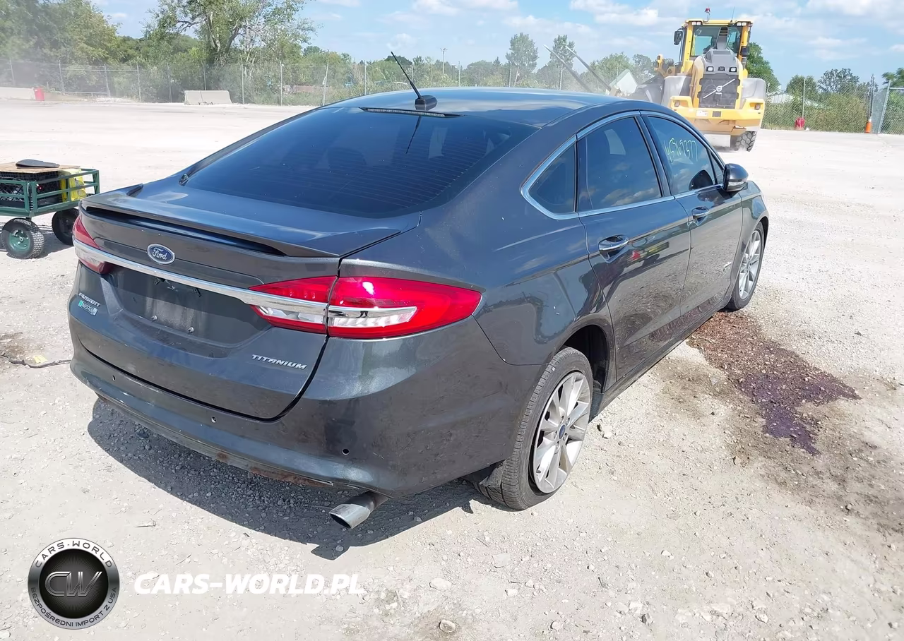 2017 Ford Fusion Energi Titanium VIN:3FA6P0SUXHR191580 - 4