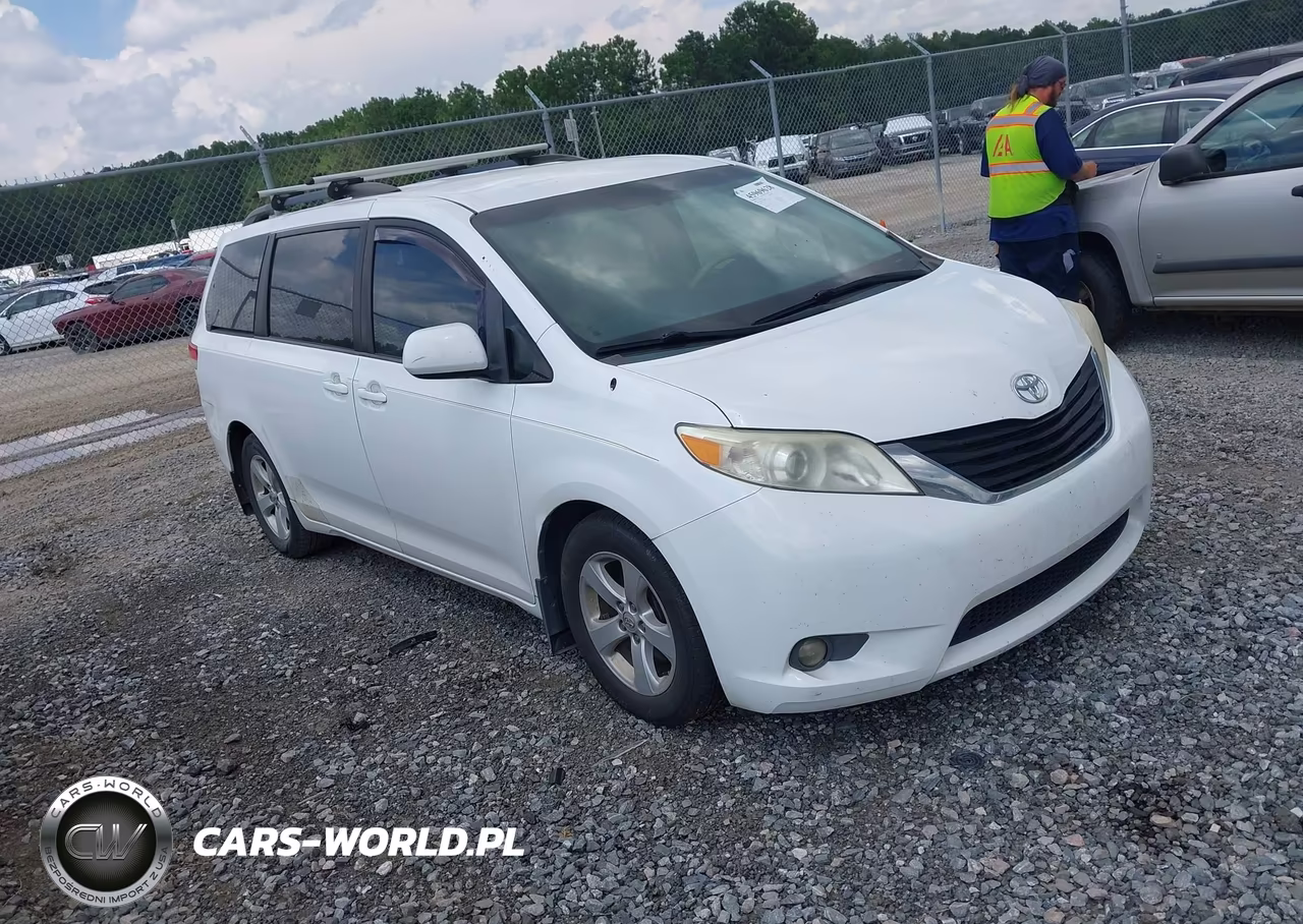 2014 Toyota Sienna Le V6 8 Passenger